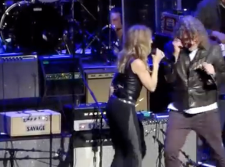 Sheryl Crow and Robert Plant perform Black Dog